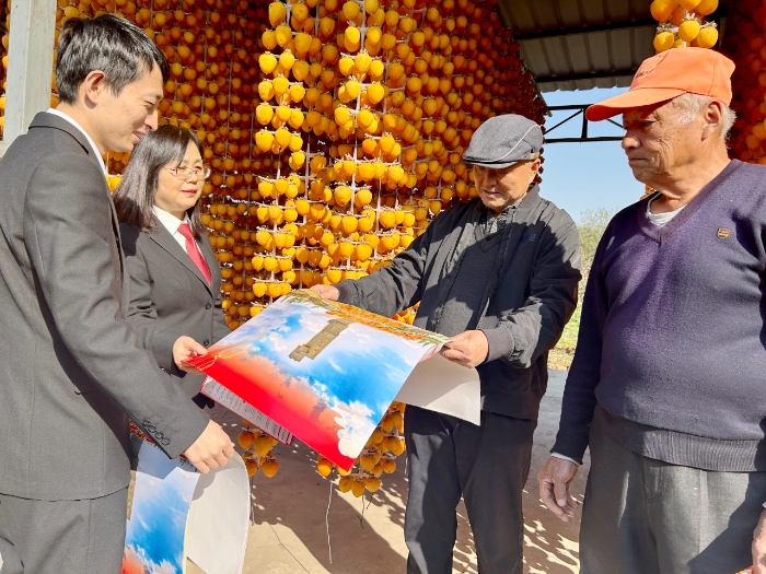 富平县人民法院庄里人民法庭联合驻村干部前往辖区梅家坪镇开展平安建设集中宣传活动。