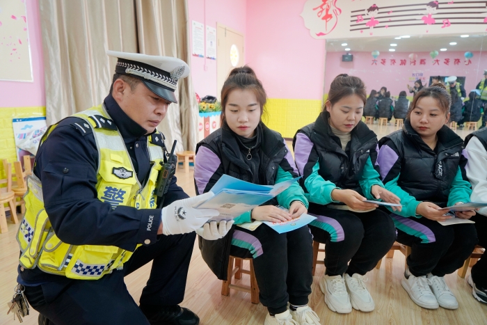 华州公安交警为幼儿园教职工开展冬季交通安全培训。