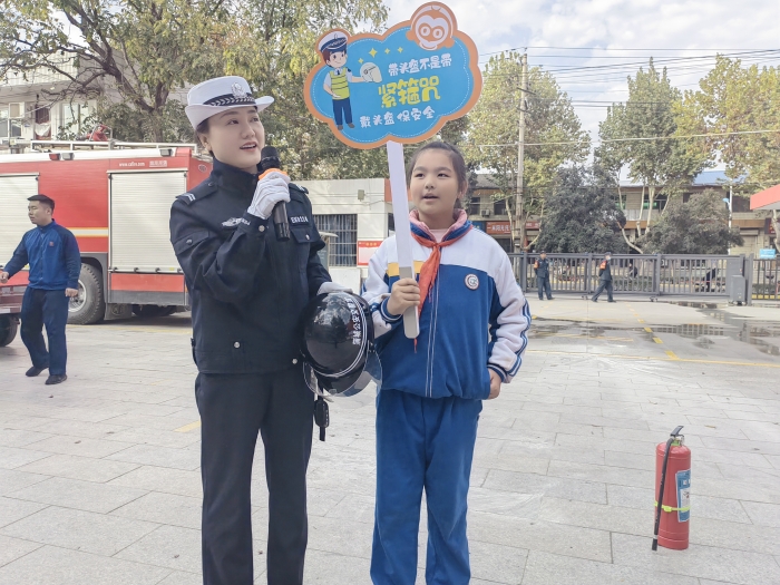 蒲城公安交警联合消防部门开展交通安全和消防安全知识宣传活动。