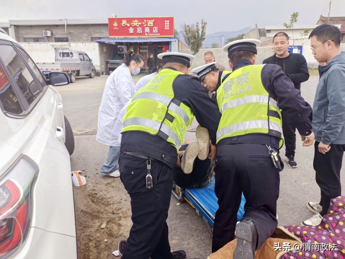潼关交警紧急救助车祸受伤群众。