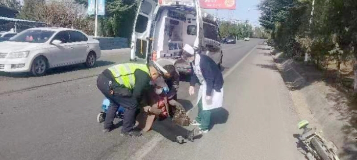 白水公安交警救助受伤群众获好评。