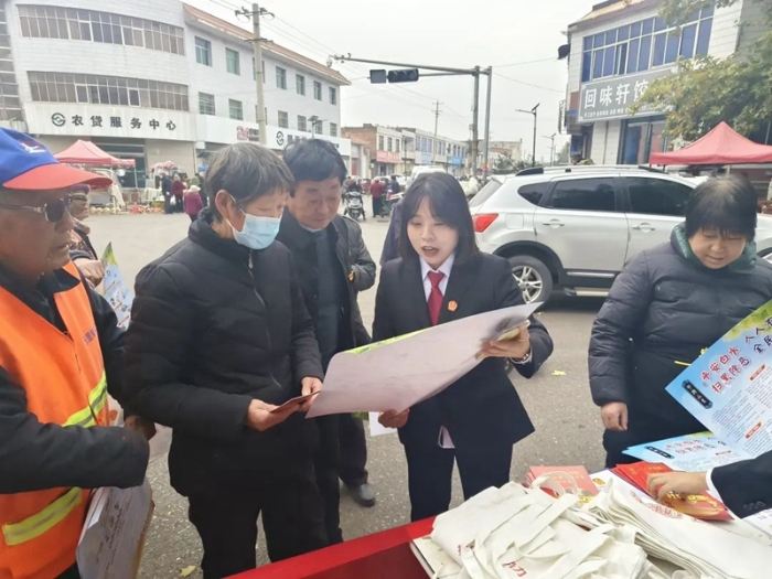 白水法院西固法庭开展平安建设宣传。