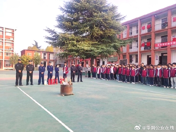 华阴公安桃下派出所民警深入华阴市职业中学开展“消防知识进校园”活动。