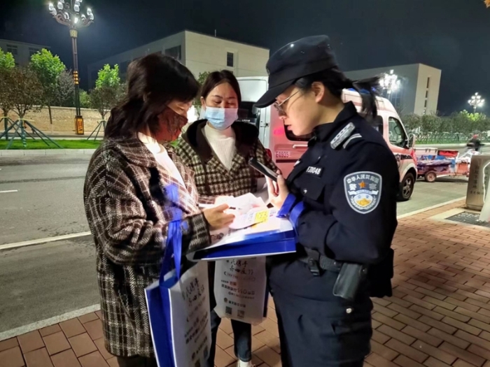 潼关县公安局岳渎派出所开展平安建设宣传活动。