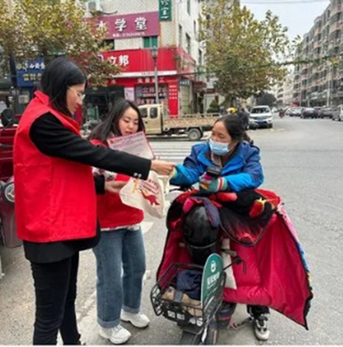 富平县人民法院机关党支部组织党员志愿者，前往包联路段富民路开展环境卫生整治和平安建设宣传活动。
