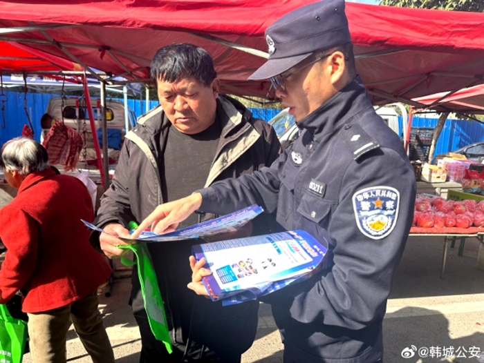韩城公安芝阳派出所以“赶集”为契机，开展平安建设宣传活动。