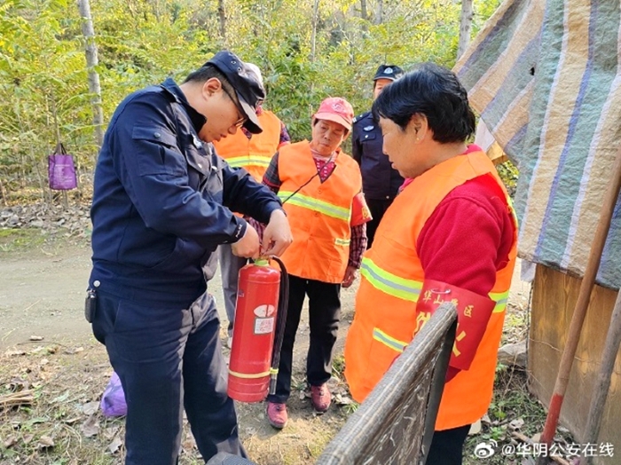 华阴公安森林派出所组织民警对辖区杜峪、仙峪、等林区开展安全巡护。