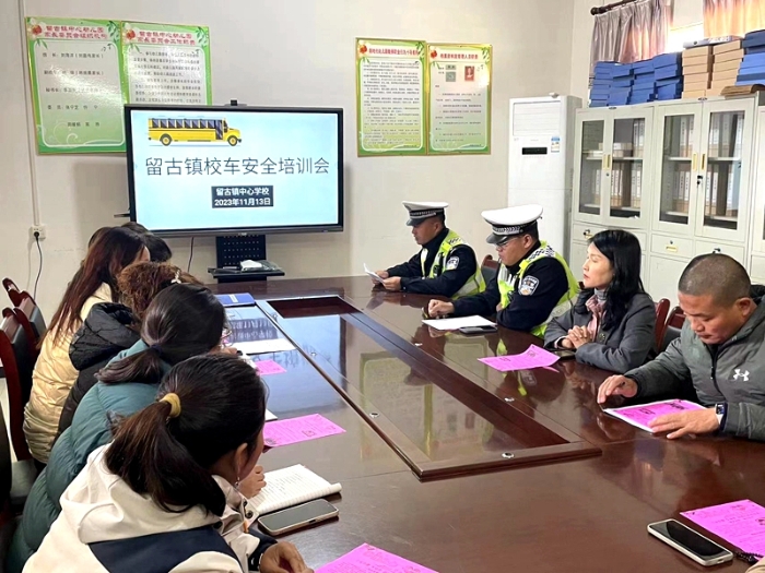 富平交警进入幼儿园进行校车安全教育培训会。