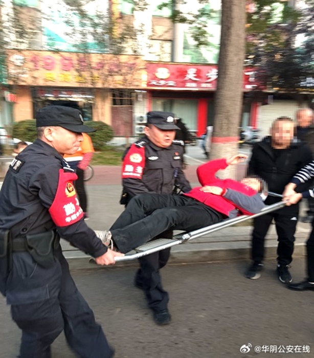 华阴公安巡特警救助受伤老人。