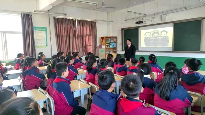 富平县人民法院审委会专职委员毛彩芝受邀至富平县华朱小学，为学校师生作法治报告。