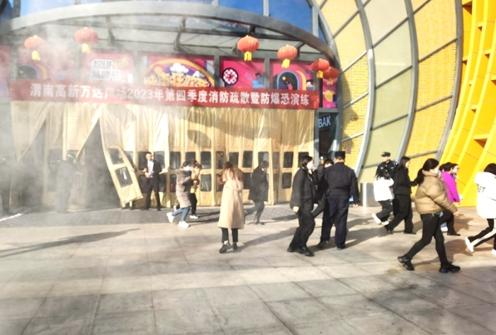 高新公安白杨派出所联合渭南万达商场开展消防疏散暨防暴恐实战演练。