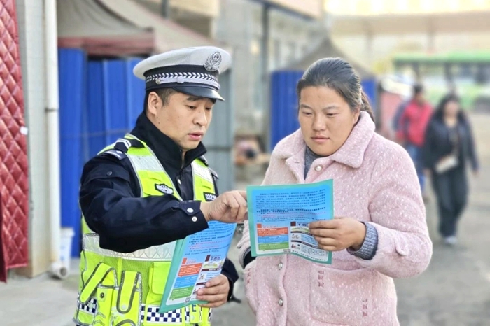 华州公安交警走进公交公司开展冬季交通安全宣传。