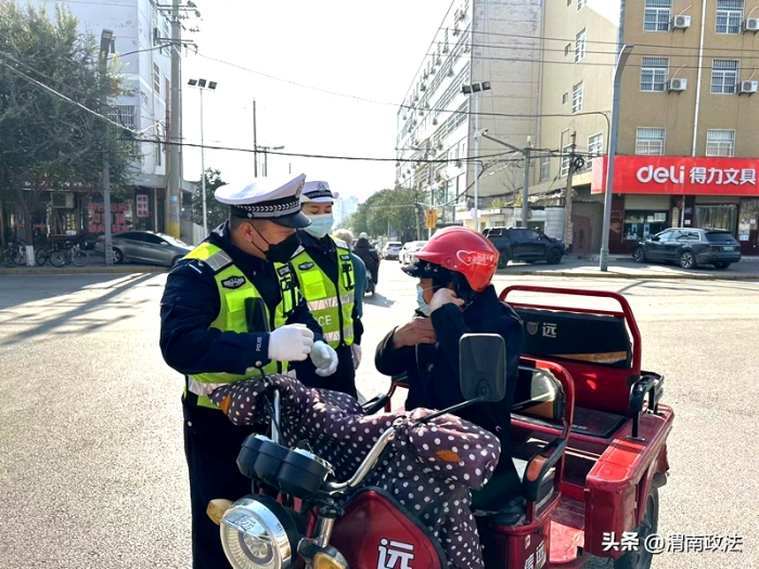 白水交警车管所多方位开展电动自行车上牌戴盔宣传工作。