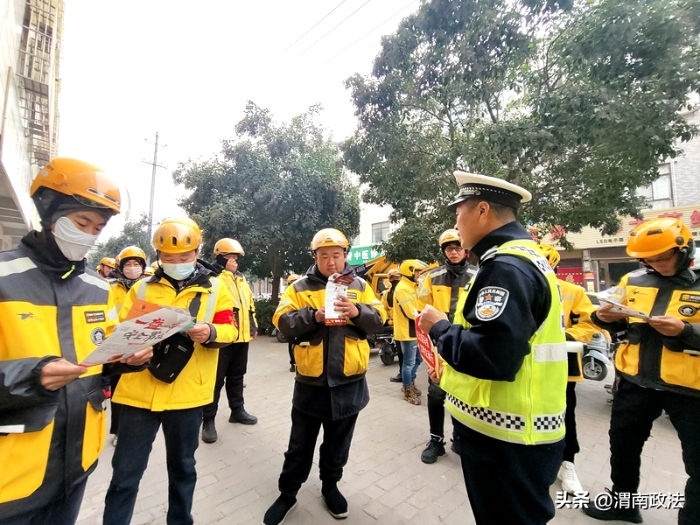大荔公安交警给外卖小哥送“交通安全套餐”。