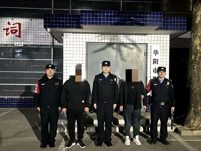 两男子散发张贴涉黄涉诈“小卡片”落法网。.webp