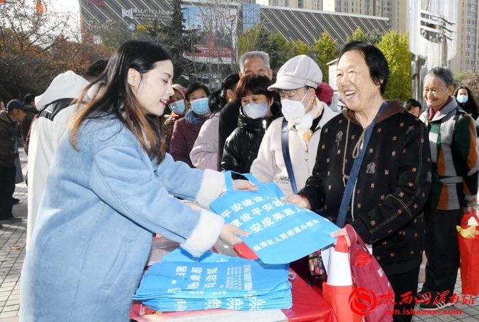 11月16日上午，临渭区在市中心广场开展“平安建设‘九率一度’大提升”集中宣传活动。记者 陈冰娟 摄