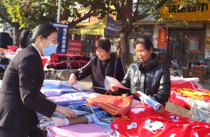 蒲城法院城关法庭走进集市开展平安建设宣传活动。