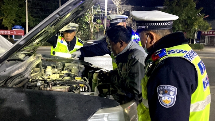车辆发动机漏油还继续行驶， 大荔交警及时制止消除隐患。