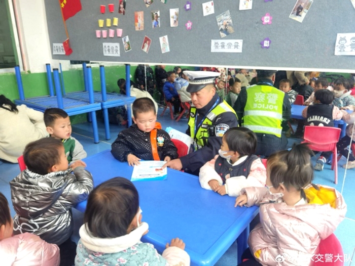 白水县公安局交通管理大队直属中队宣传民警，走进辖区幼儿园，开展了预热“122”主题宣传进校园活动。