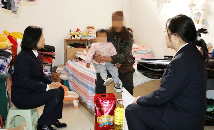 大荔检察第五检察部检察官前往司法救助困难妇女家中进行跟踪回访。