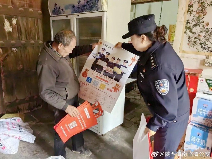临渭公安巡特警大队积极开展平安建设“大走访大宣讲”活动。