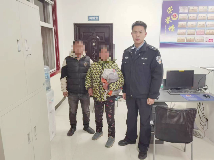 临渭公安暖心救助走失老人。