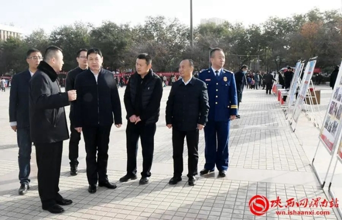 11月16日上午，临渭区在市中心广场开展“平安建设‘九率一度’大提升”集中宣传活动。记者 陈冰娟 摄  1