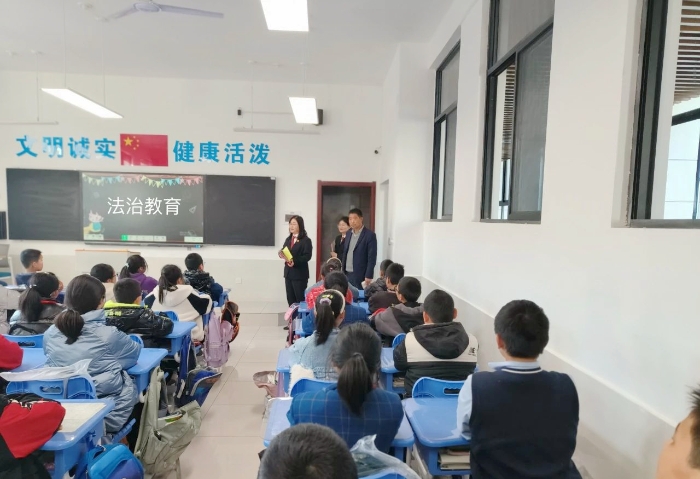 富平法院庄里法庭走进富平县庄里小学进行普法宣传和小学生安全教育活动。
