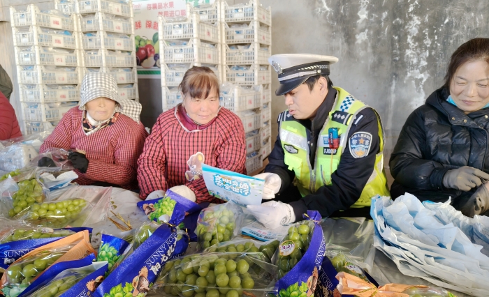 大荔公安交警开展“ 进城务工人员”交通安全宣传活动。