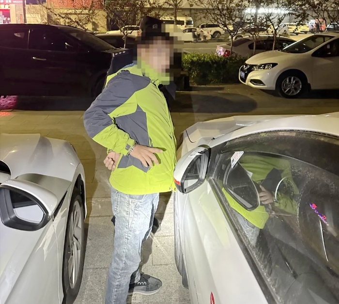 临渭公安现场抓获1名张贴“涉黄小卡片”嫌疑人。