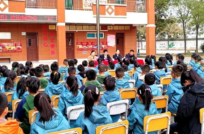 富平法院干警走进新安小学讲授法治课。