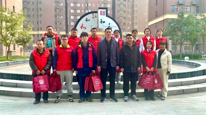 潼关法院法官干警深入共驻共建小区开展送法进社区普法宣传活动。