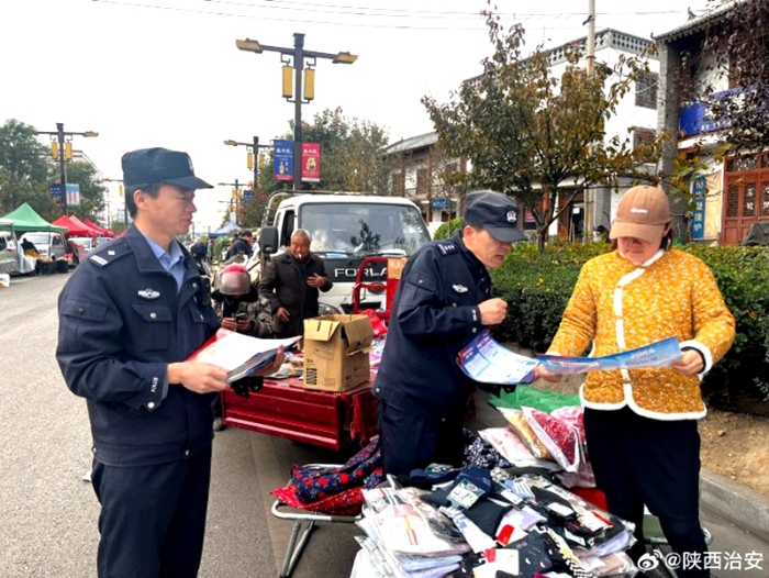 韩城公安西庄所深入辖区集市开展平安建设普法宣传活动。