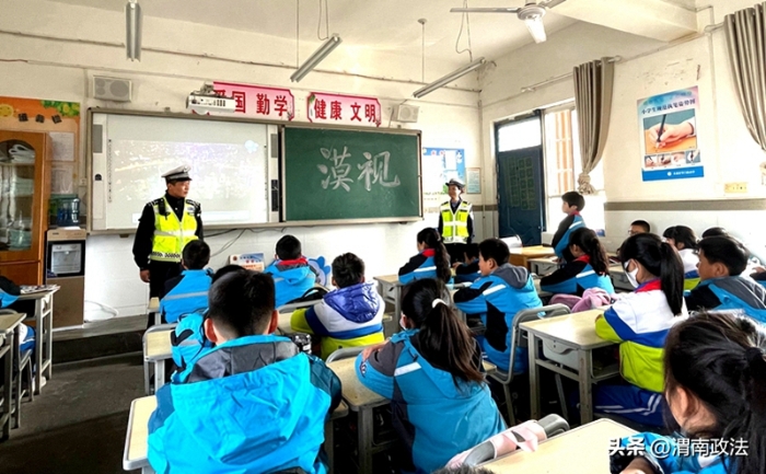 大荔公安交警进校园讲安全。