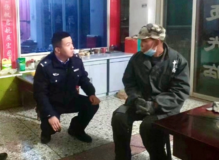 老人走丢，韩城民警倾心尽力找回。