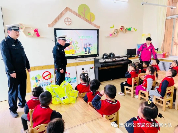 韩城交警走进幼儿园开展交通安全体验式宣传活动。