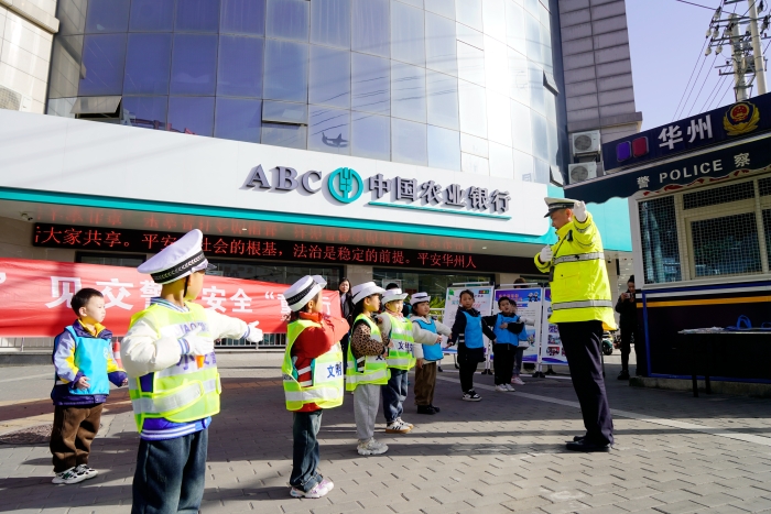 华州交警组织幼儿园小朋友开展沉浸式“小交警”体验活动。