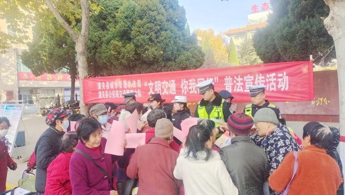 潼关交警联合县城市管理执法局开展交通安全主题宣传活动.