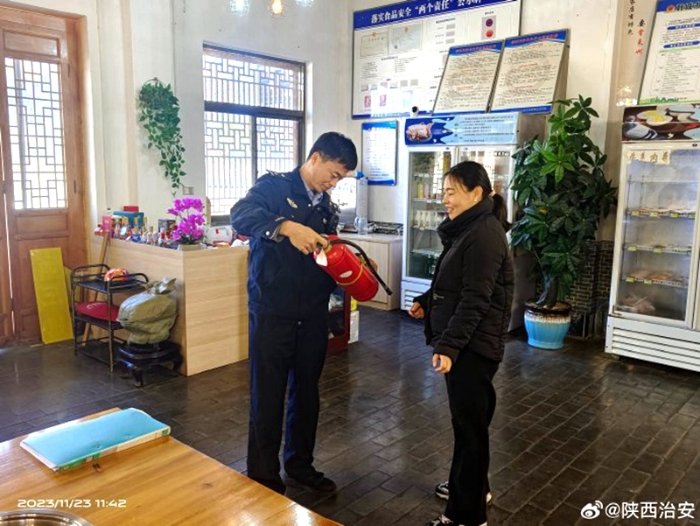 韩城公安西庄所组织民辅警深入辖区开展消防安全检查及反诈骗宣传活动。