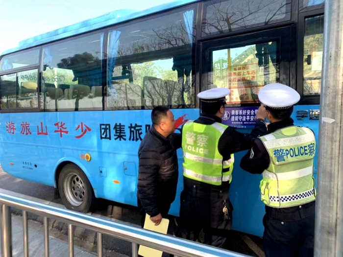 华州分局交通管理大队深入辖区客运企业开展安全带提示贴宣传活动。