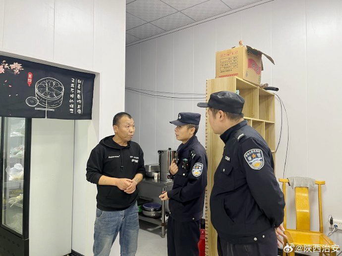 富平张桥派出所民警开展禁燃禁放宣传。
