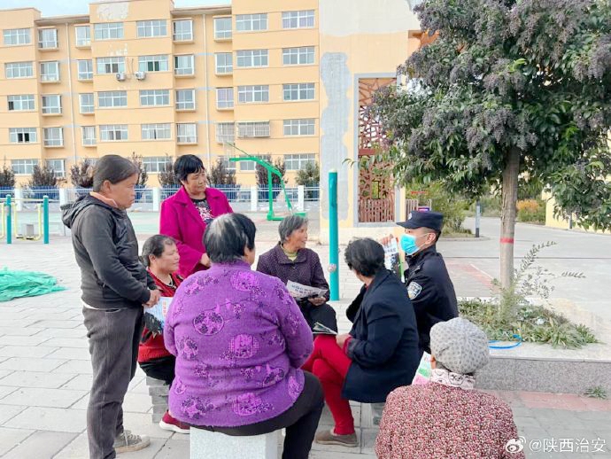 合阳公安同家庄派出所在辖区开展平安建设法治宣传活动。