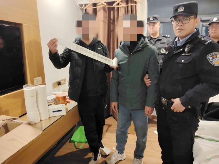 华阴市公安局城关派出所再次成功查处一起散发“涉黄”小卡片的案件.