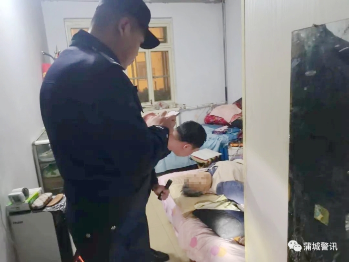 蒲城公安民警攀墙翻窗紧急救援独居老人。