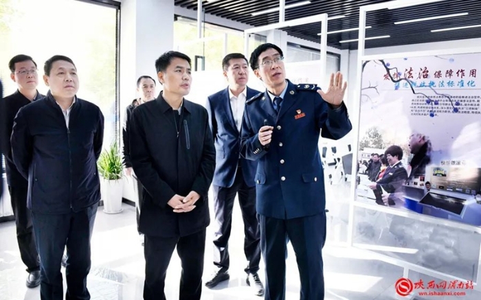 1 市委常委、政法委书记刘凯赴富平县调研矛盾纠纷多元排查化解工作。图为在富平县税务局了解涉税费矛盾纠纷“一站式”化解工作法。记者 许艾学 摄