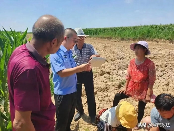 澄城县综治中心干警调解土地纠纷。