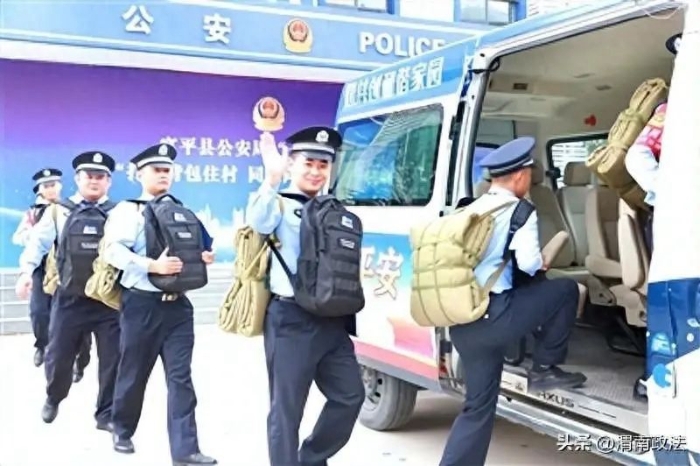 2022年5月9日，富平县公安局举行“背包警务”启动仪式。图为住村民警背起背包，登车出发。