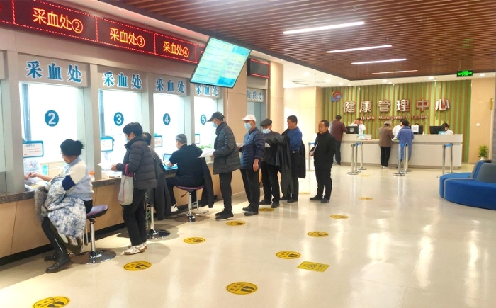 蒲城法院组织退休老干部到蒲城县医院健康体检中心进行健康体检。
