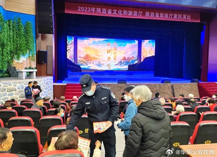 华阴公安禁毒民警开展禁毒宣传进戏场活动。