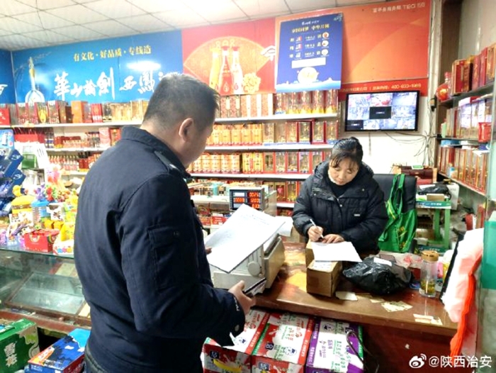 富平公安张桥派出所开展烟花爆竹禁燃禁放宣传。